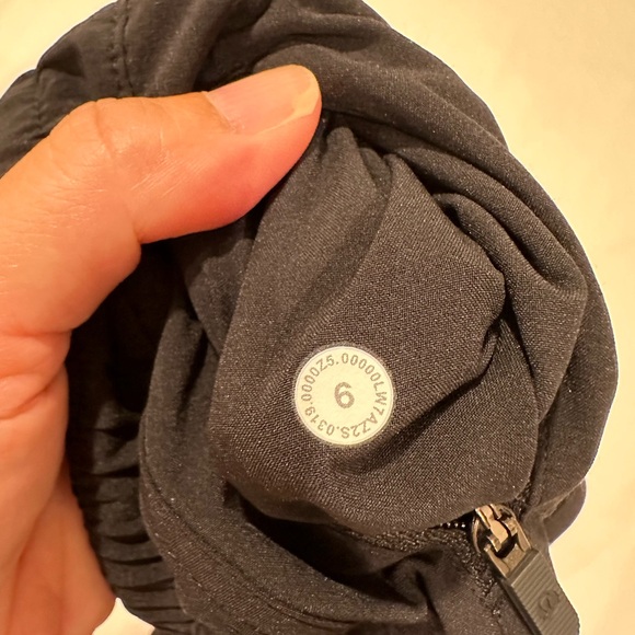 Lululemon Tracker Low Rise Short 4” Lined in Women’s Size 6, Black - Picture 3 of 3